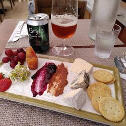 Käse, Beerenmarmelade und geräucherter Saibling. Alles lokal!