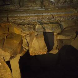 Augenbrauen und Knollennase des versteinerten Trolls Hallmundur, dessen Zuhause die Höhle war.