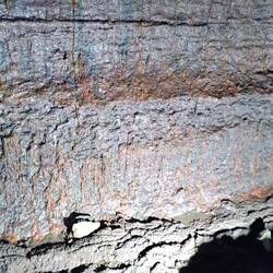 "Herausgequollene" Mineralien, die langsamer verhärtet sind
