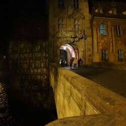 Die besser beleuchtete Rathausfassade