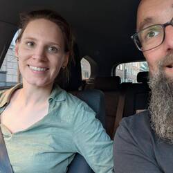 Müde aber hoch glücklich. Die ersten zwei gemeinsamen Urlaubsminuten