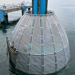 senkt sich auf ca. 7m Tiefe