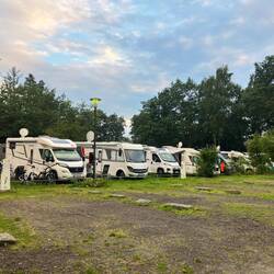 ab 2 Nächten darf man in der Reihe stehen...mit Strom