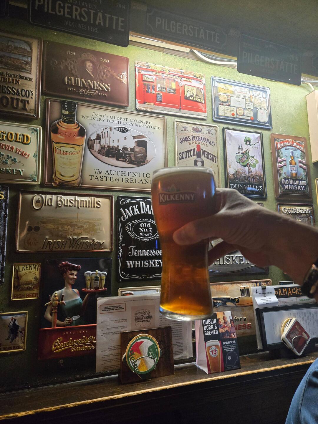 Ein letztes Bier im Stehen am Freitag Abend