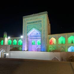 Vielleicht schon zu bunt beleuchtet: Die Medrese Alla Kuli Khan