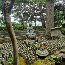 Jizo Bosatsu. Wenn ich es richtig verstehe der Schützer der Kinder und Reisenden.