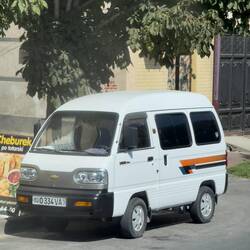 Ein Chevrolet Damas, Spitzname "Kastenbrot", natürlich in Weiß