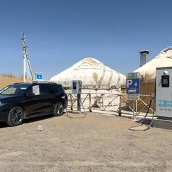 Ladesäulen mitten in der Kysylkum Wüste. Hier lädt ein Leapmotor, später kam noch in BYD dazu.