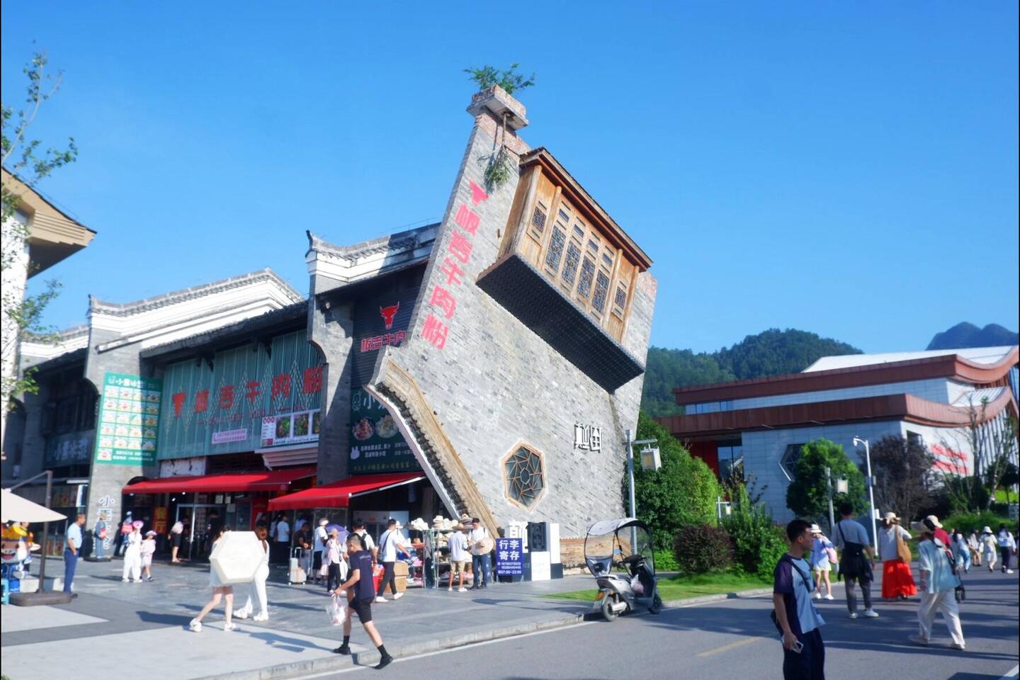 Das Upside-Down-House ist ein Museum am Eingang zur Schlucht