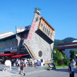 Das Upside-Down-House ist ein Museum am Eingang zur Schlucht