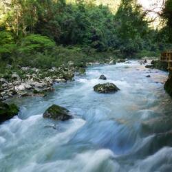 Der Weg in die große Schlucht säumt den Fluss
