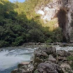 Am Ende der Schlucht wartet ein großer Torbogen