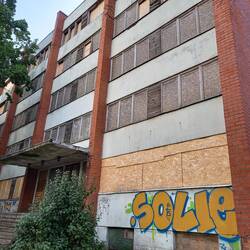 Plattenbau in Liepaja, andere ähnlich baufällige Häuser sind noch bewohnt