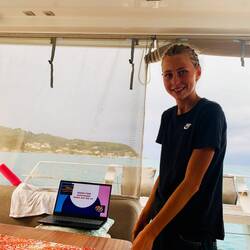 Bordschule. Romy hält eine Präsentation über ihre Leibspeise Nr.1 - 🍣 Sushi!