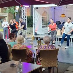 Eine Tanzschule zeigt ihr Können