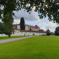 Englischer Rasen vorm Schloss