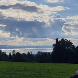 Rechts das runde Silber ist der Helm von Elke, links der Streifen ist der Bodensee