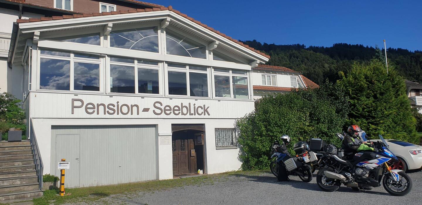 Die Pension hat wirklich Seeblick, allerdings nur die Zimmer vorne raus.
