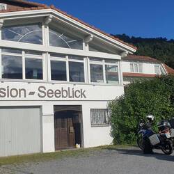 Die Pension hat wirklich Seeblick, allerdings nur die Zimmer vorne raus.
