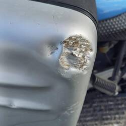Achso, unterwegs ist über eine gefräste Straßenkante der Seitenkoffer von Elkes Motorrad abgefallen