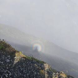 Der Schatten in der Mitte wird wohl Brockengespenst genannt und der Bogen drum herum Glorie