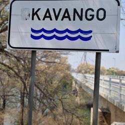 In Botswana heißt der Fluss Okavango, in Namibia Kawango