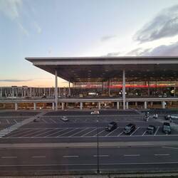 Die Sonne geht hinter dem Flughafengebäude unter