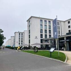 Nach russ. Besatzung als DDR-Kasernen verwendet. Investoren begannen vor 10J. mit Ferienw + Hotels