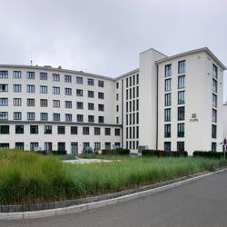 Prora: Gigantische Nazi-Immobilie. 1936 von Hitler in Auftrag gegeben. In 3 J. 8 6-stöckige Bauten