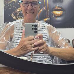 Haare dunkelblond mit Aschblond gefärbt, um das Kupfer rauszubekommen