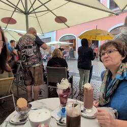 Zum wolkenbruch saßen wir zum Eisessen im Trocknen