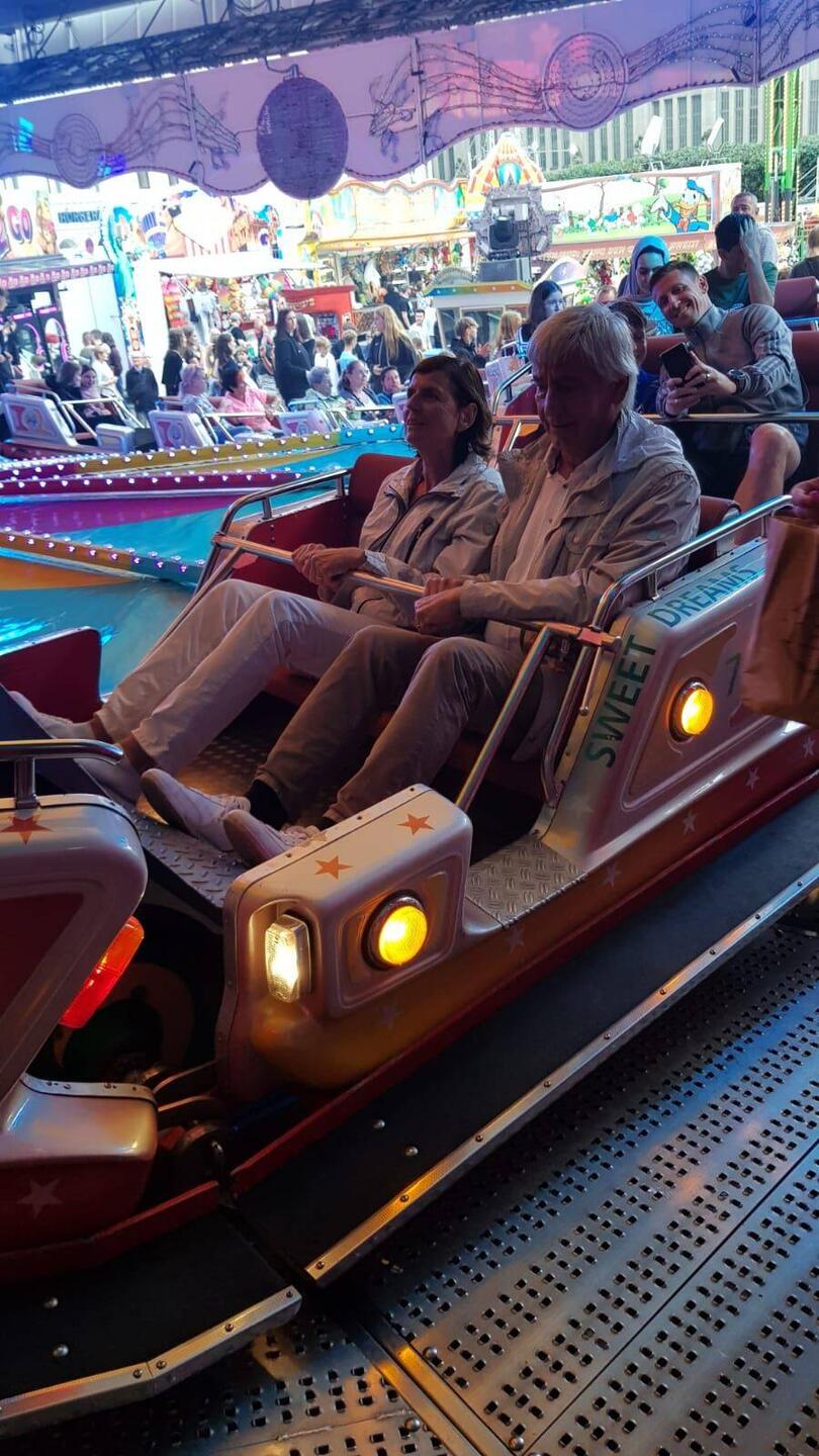 Zwei verrückte Oldies auf der Berg-und-Tallbahn