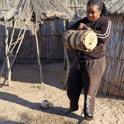 Mit diesem Instrument kann man das Rufen der Nashörner simulieren. Wurde für die Jagd eingesetzt.