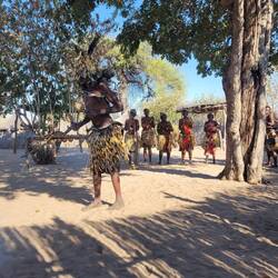 Der Medizinmann und die Frauen tanzen für uns.