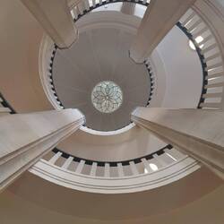 Treppenaufgang mit Lichtkuppel