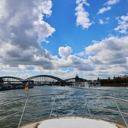 Einfahrt nach Köln bei schönem herbstlichem Wetter.