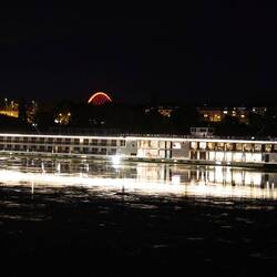 Und ein Schiff kam durch, obwohl die Rheindurchfahrt gesperrt war.