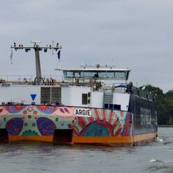 Kreativ bemalte holländische Frachter.