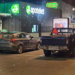 Rotes Dreieck = gedrosseltes Auto (A-Traktor), das Jugendliche ab 15 Jahren fahren dürfen