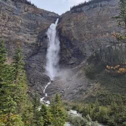 Der Takakkaw-Wasserfall ist schöner als der Name vermuten lässt