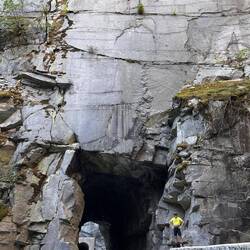 Das Loch sollte groß genug für eine Lokomotive sein