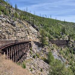Die Eisenbahnstrecke schmiegt sich an den Hang