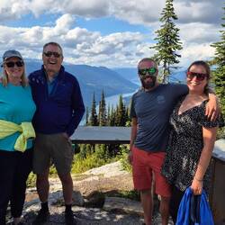 Der Gipfel von Mount Revelstoke lässt einen in die Ferne blicken