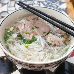 Nudelsuppe mit Rindfleisch