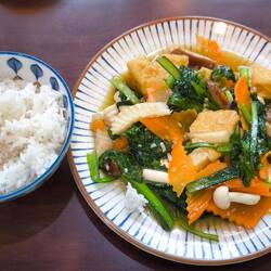 gekochtes Gemüse 🥕, Tofu mit Reis 🍚