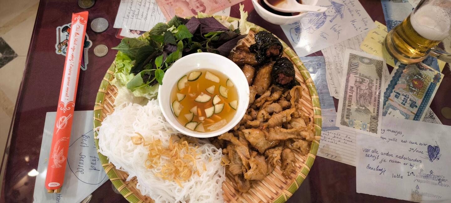 "Bun cha", Gericht aus gegrilltem Schweinefleisch und Reisnudeln mit Kräutern und Sauce zum Dippen