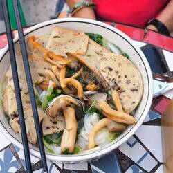 Nudelsuppe mit Tofu und Pilzen 🍄‍🟫