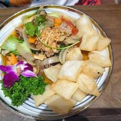 gebratene Nudeln (das, was aussieht wie Kissen, sind gebratene Nudeln) mit Rindfleisch 🐂