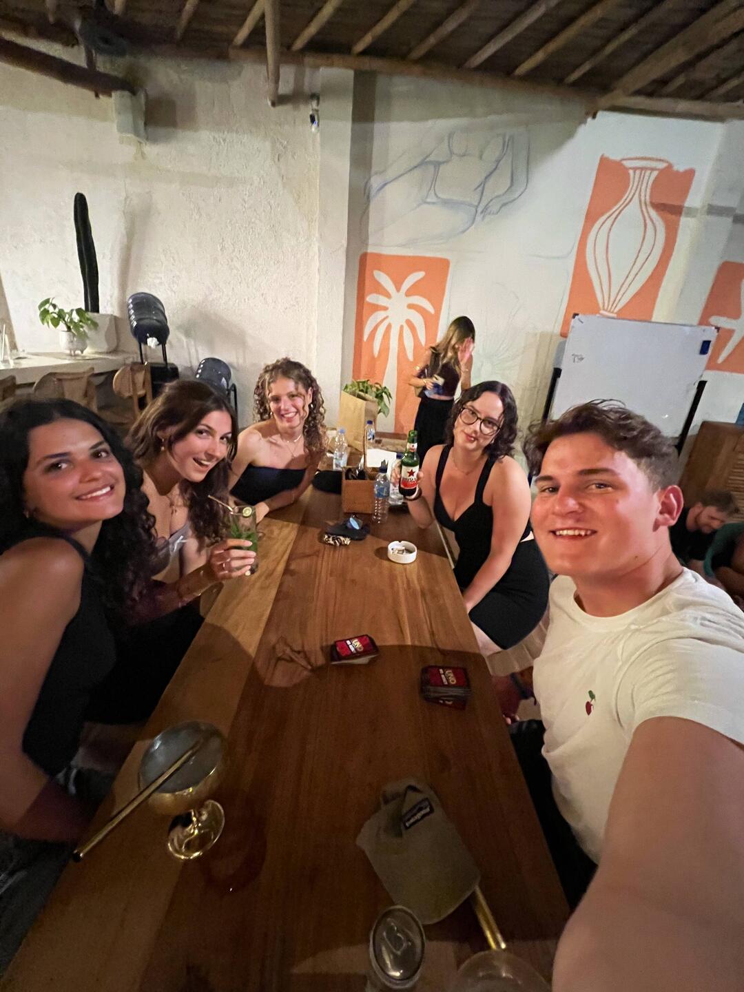 Links im Bild die zwei vorne Sofia und Veronika