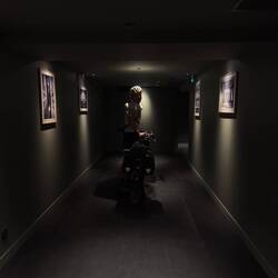 Räder verstauen im Hostel.